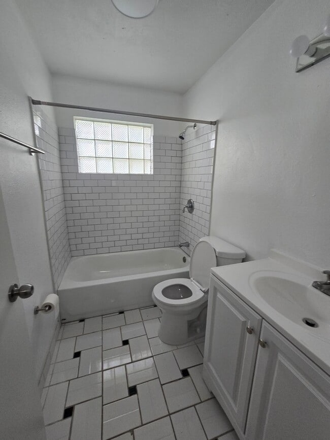 Building Photo - 3 bedroom 1 bath