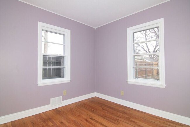 Building Photo - Sweet 3 Bedroom Home Close to Speedway