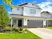 Building Photo - 3 BR home with fenced yard