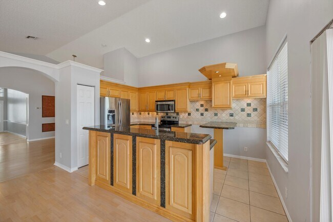 Building Photo - 9520 Lago Dr