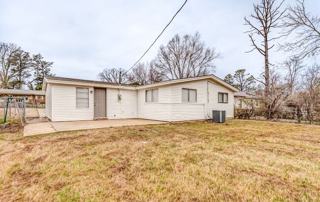 Building Photo - 4980 Vickie Dr