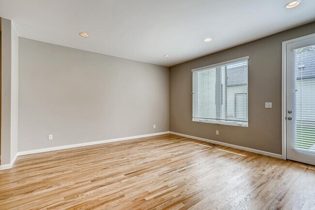Building Photo - Beautiful + Spacious 2 Bed Townhome