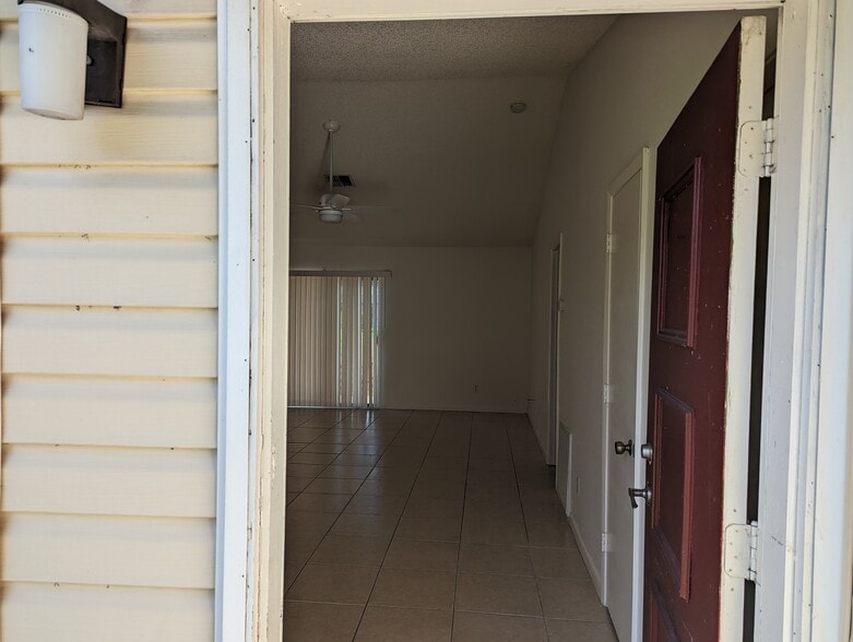Entry - 3740 Giblin Dr