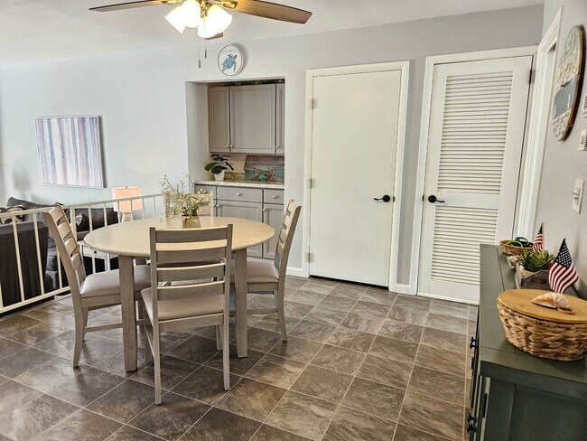 Building Photo - Seasonal Short-term 2 Bedroom 2 Bathroom Condo located on Venice Island with beach access!