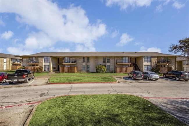 Building Photo - 2704 S Cockrell Hill Rd