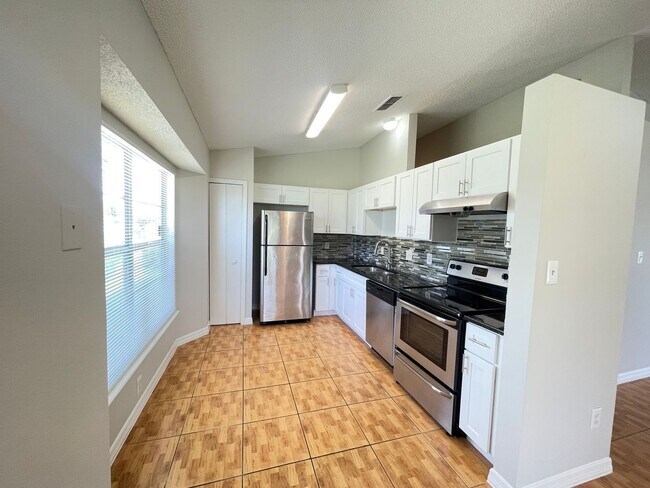 Building Photo - 313 San Gabriel St