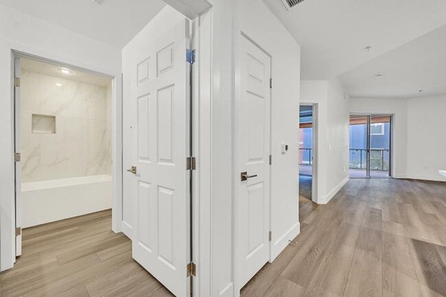 Building Photo - Beautifully Upgraded Park Avenue Condo Ava...