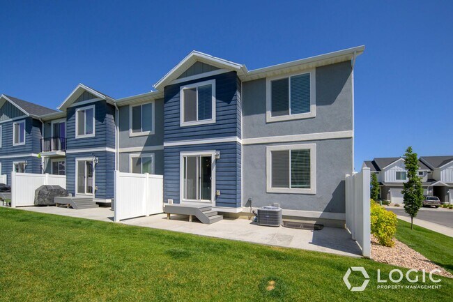 Building Photo - Gorgeous Row End Townhome!