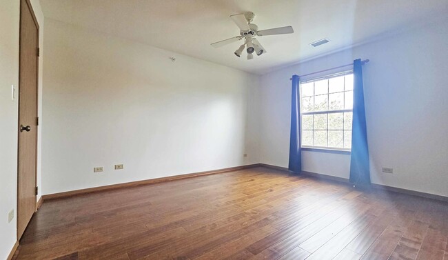 Building Photo - 614 E Whispering Oaks Ct
