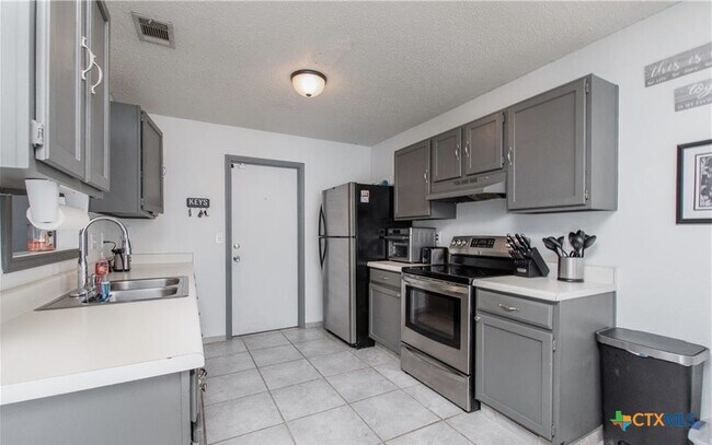 Building Photo - 1410 Windsor Cir