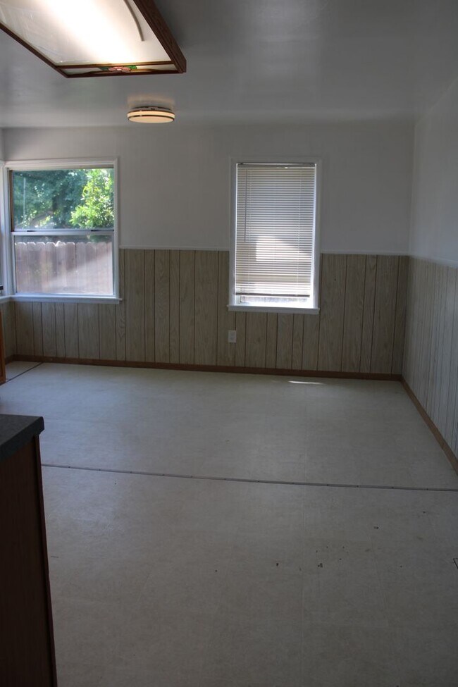 Building Photo - Three Bedroom, One Bathroom Single Family Home in Isleton.