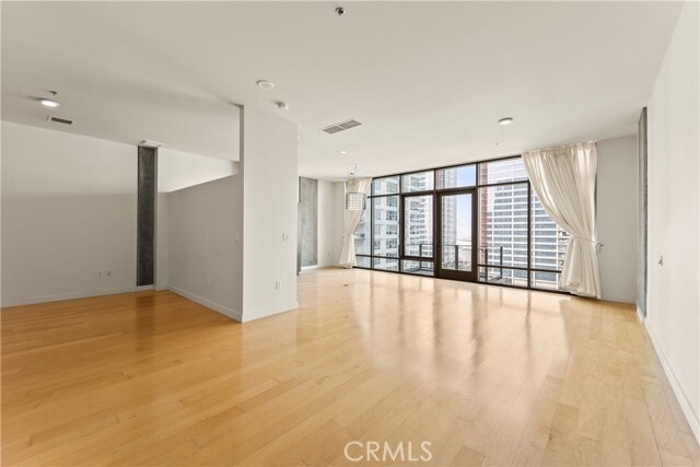 Building Photo - 1100 S Hope St