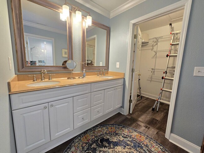 Building Photo - Stunning 2 Bed / 2.5 Bath Townhouse with G...