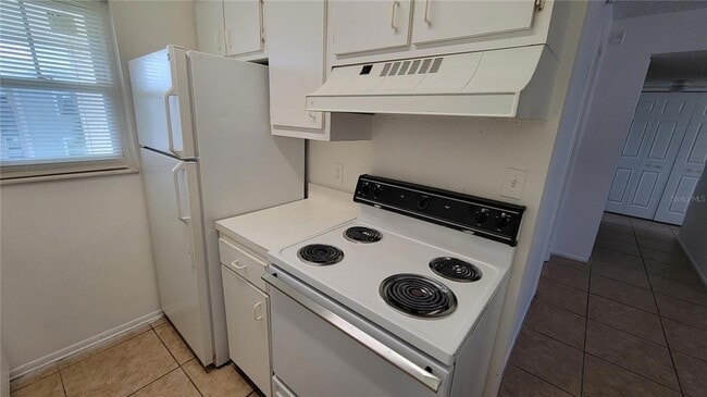 Building Photo - 826 Sky Lake Cir