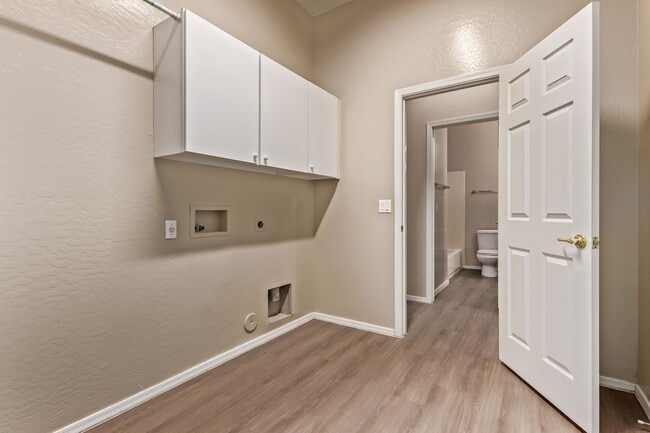 Building Photo - Single Story Large open floor plan home