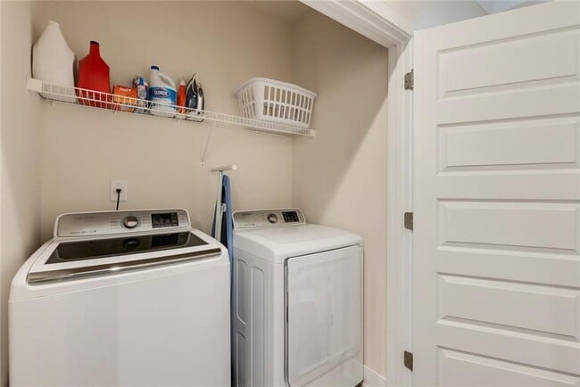 Building Photo - 842 Stonehill Ln