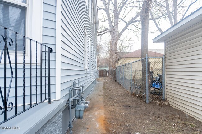 Building Photo - 418 3rd St