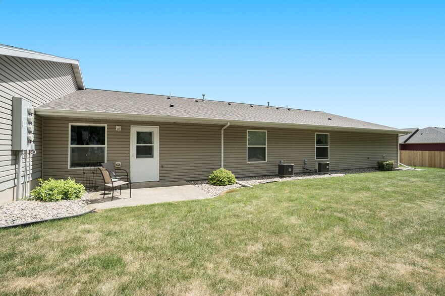 Building Photo - 2600 Poetters Cir