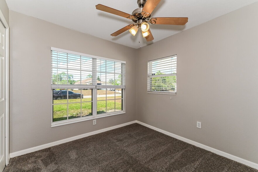 Building Photo - 917 Hillcrest Ave