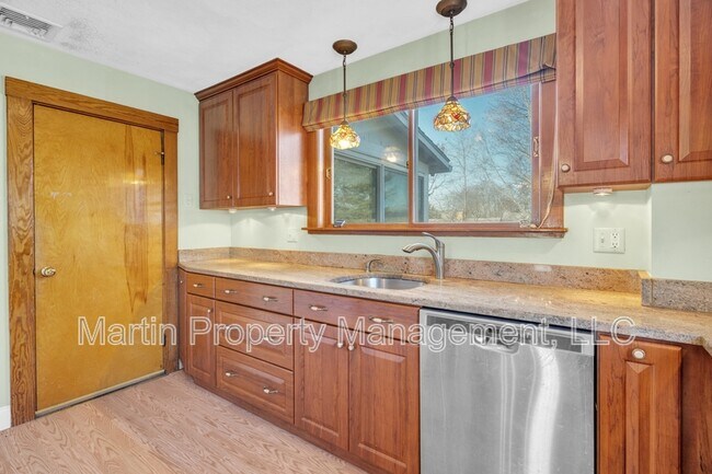Building Photo - 13 Bridgham Ave