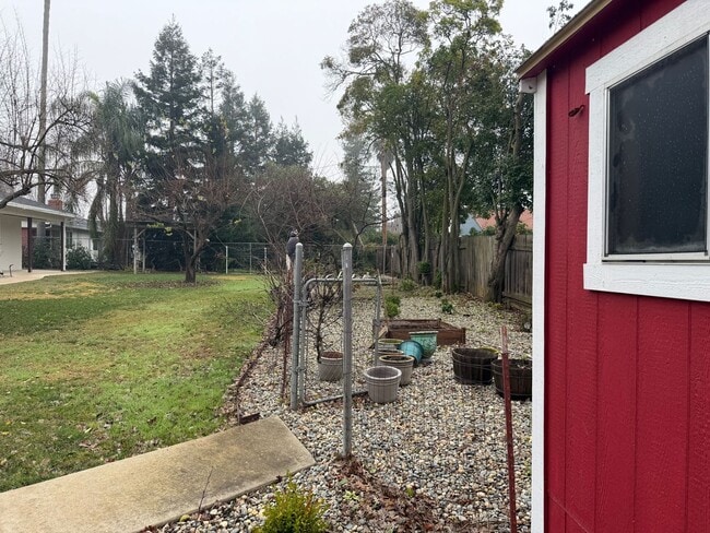 Building Photo - Adorable 3 bedroom 1.5 bath home garden setting