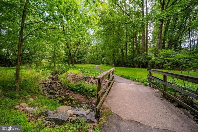 Building Photo - 2235 Abbotsford Dr