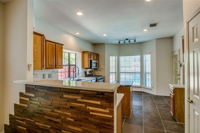 Building Photo - 824 Woodlake Dr