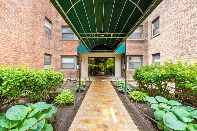 Building Photo - 2335 Hudson Terrace