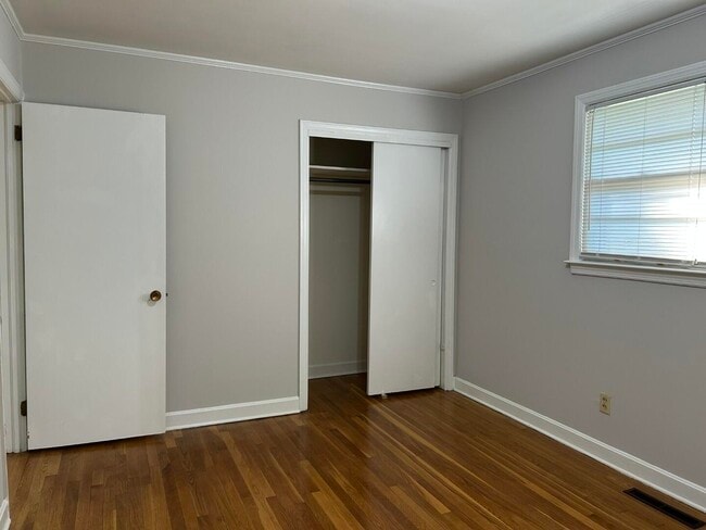 Building Photo - 523 Colonial Dr