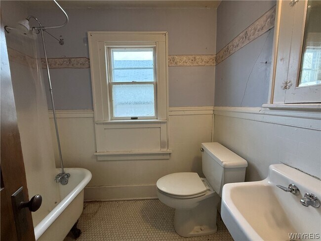 Building Photo - 733 Lasalle Ave