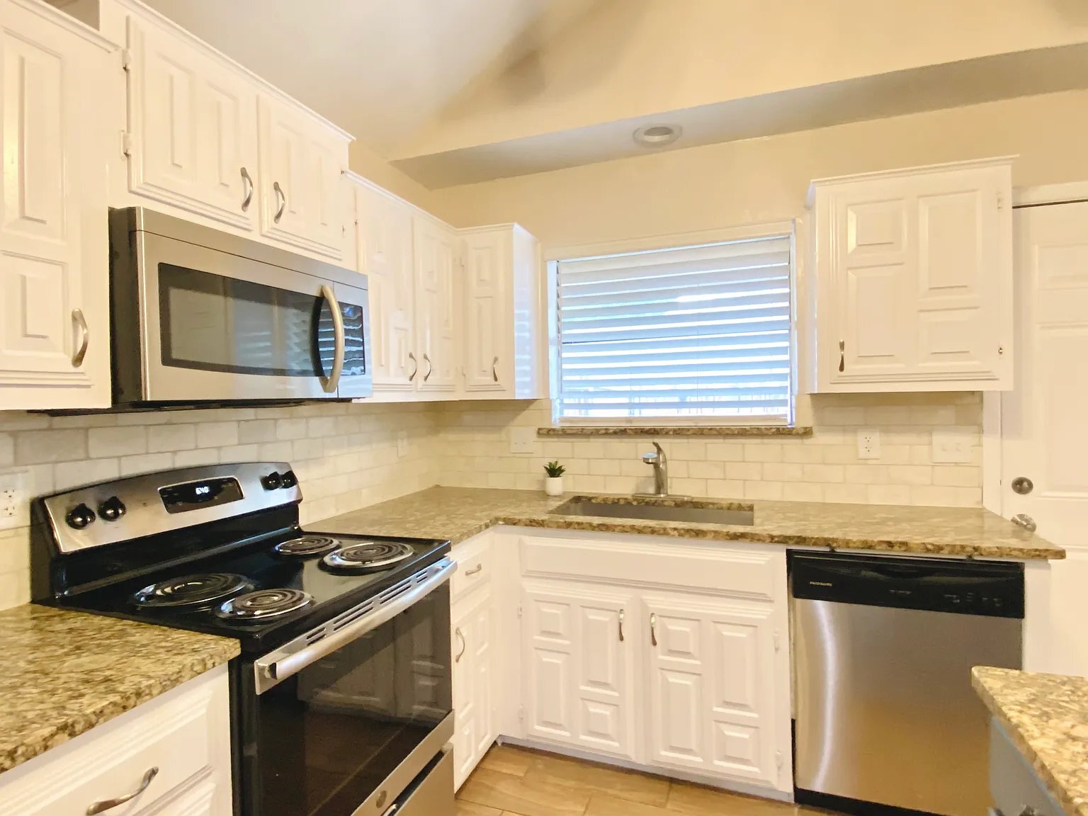 Building Photo - 3636 Country Club Dr W