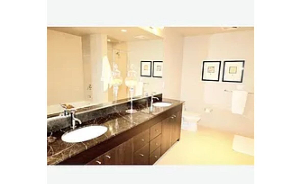 Building Photo - 1900 S River Dr