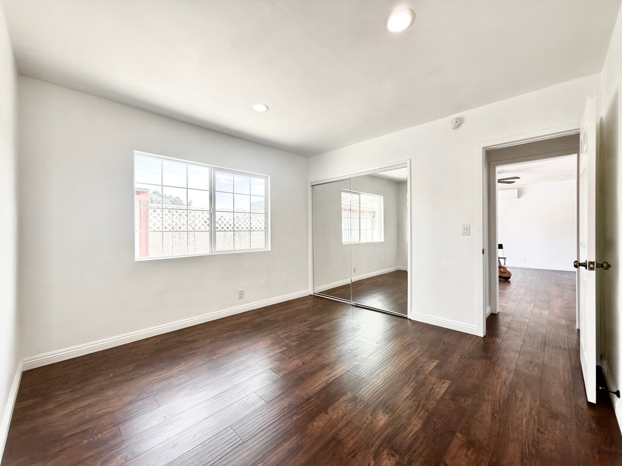 Room 1 - 3552 Whiteside St