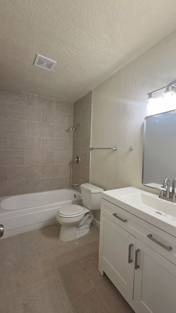 Building Photo - Newly Renovated NE San Antonio 3 bedroom home in established neighborhood-You do not want to miss...