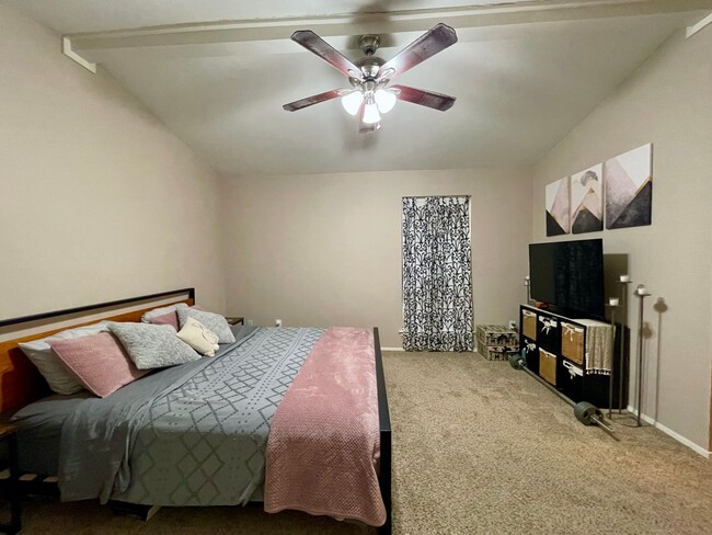 Building Photo - END OF JULY PRE-LEASE  2 Bed, 2.5 Bath Condo Near Campus On Bus Route!