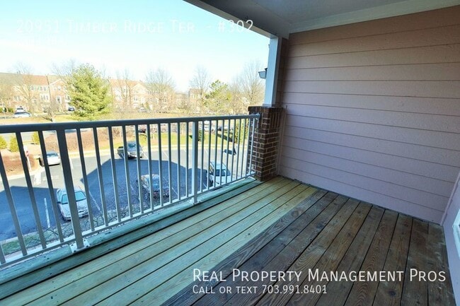 Building Photo - Updated 2 Bedroom Condo In Ashburn Farm Fo...