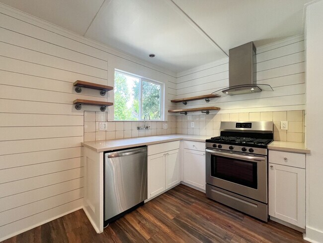 Building Photo - Charming Downtown Napa Cottage with Large Fenced Yard & Ample Parking
