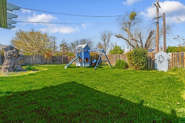 Building Photo - 1415 W Roseburg Ave