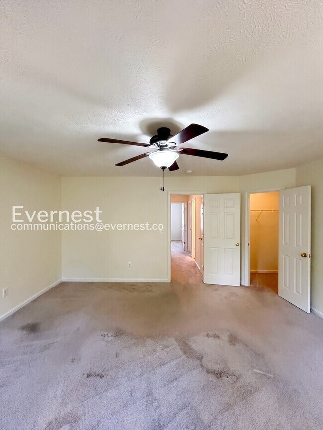 Building Photo - 3 Bed/2.5 Bath Townhome with Garage / Available Now!