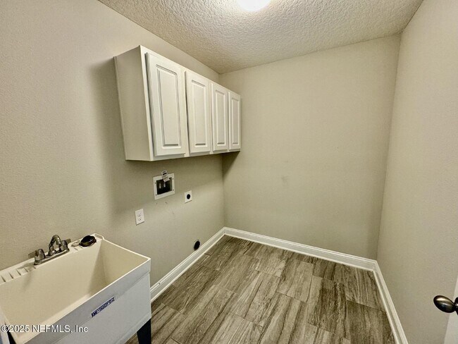 Building Photo - 336 Midway Park Dr
