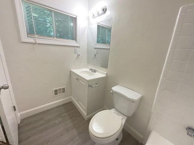 Building Photo - 545 Navarre Dr