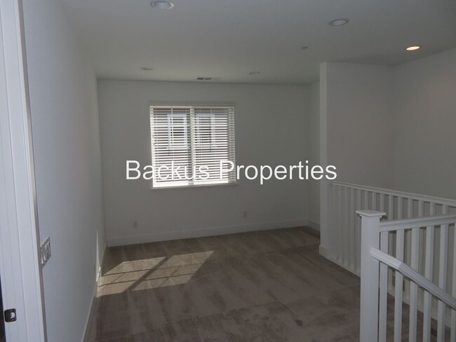 Building Photo - Newer home in Dunes Community