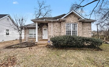 Building Photo - 3 Bed/2 Bath Home with Fenced Yard / Available Now!