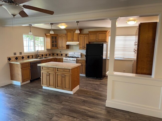 Building Photo - Wonderful 4 bedroom single story with sola...
