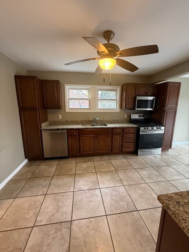 Building Photo - 10S328 Jamie Ln