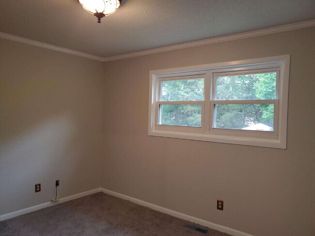 Building Photo - "Spacious 5-Bedroom Retreat with 3 Full Baths in Huntsville – Your Perfect Family Home Awaits!"