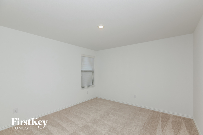 Building Photo - 2516 Northcote Dr