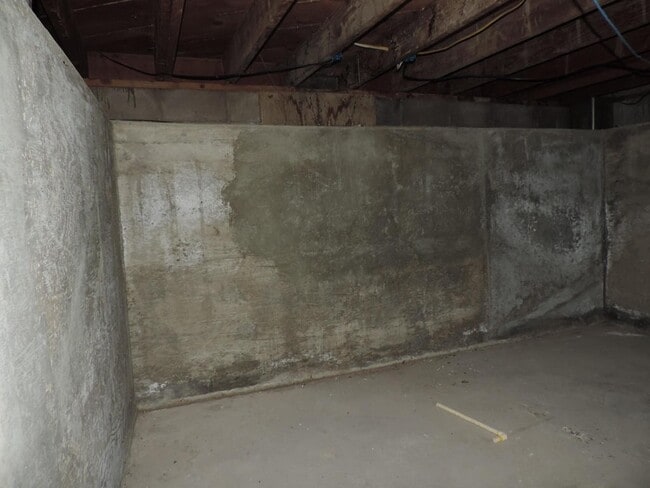Building Photo - Dog Friendly - 4 Bedroom with Granite Counter tops.