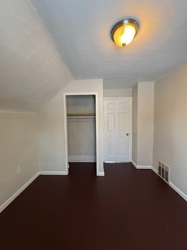 Building Photo - Three bedroom one bathroom home for rent