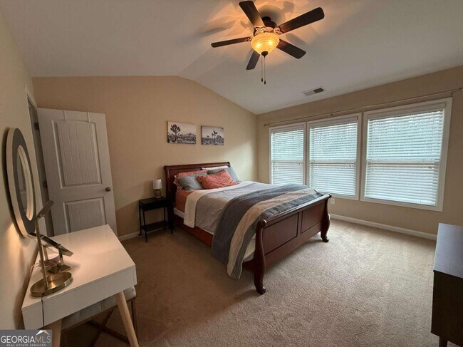 Building Photo - 1055 Hampton Oaks Dr
